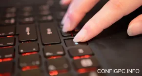  Tastatură iluminată a unui laptop